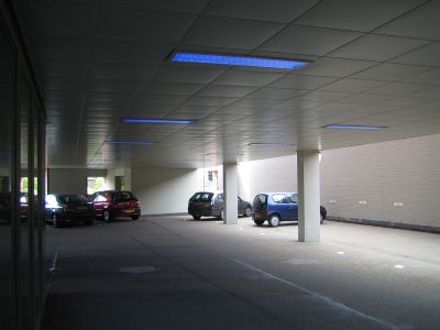 foto: Parkeerkelder met blauw licht